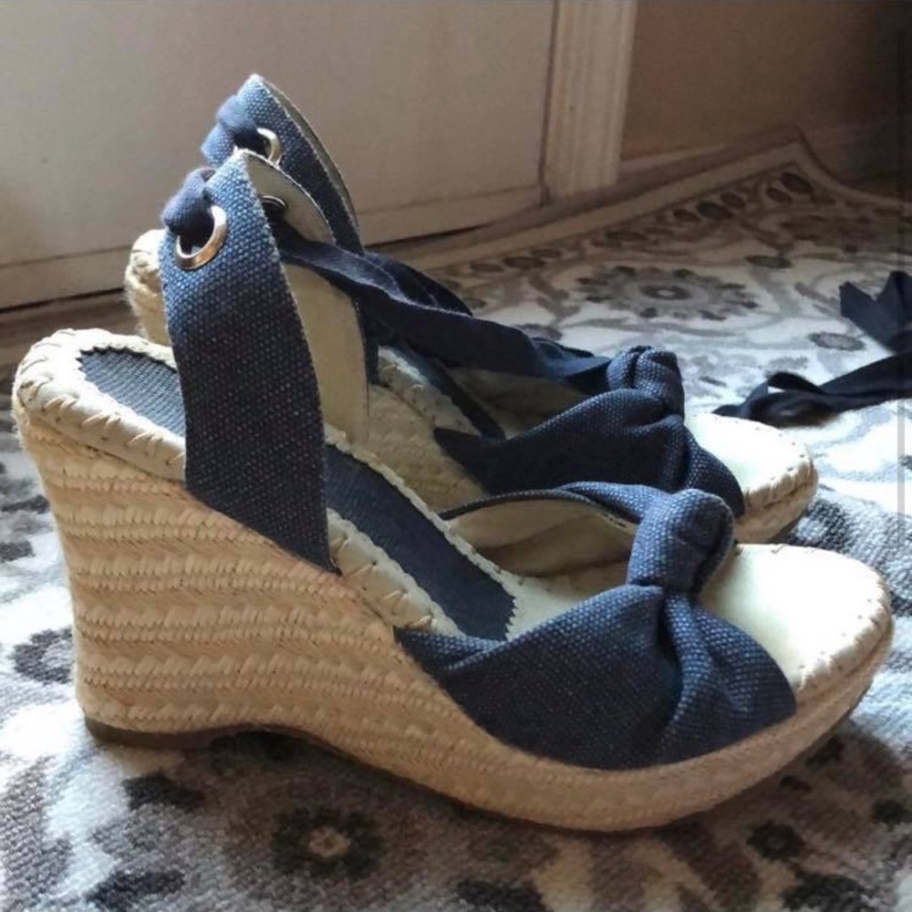 ⬇️⬇️⬇️ Lace Up Wedge Sandals Size 7!